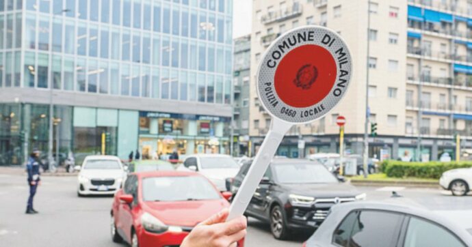 Smog, il cammino casa-scuola di un bambino a Milano rivela l’emergenza più grande: il traffico su strada è il principale responsabile dell’inquinamento