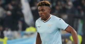 Copertina di Dele-Bashiru coinvolto in un incidente in Lamborghini a Bracciano: le condizioni del calciatore della Lazio