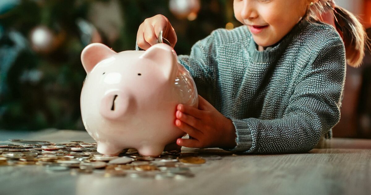 “Se papà fosse stato ancora vivo avrebbe fatto lo stesso”: bimba di 8 anni rompe il suo salvadanaio e spende tutti i suoi risparmi per comprare un regalo di Natale alla mamma