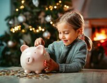 Copertina di “Se papà fosse stato ancora vivo avrebbe fatto lo stesso”: bimba di 8 anni rompe il suo salvadanaio e spende tutti i suoi risparmi per comprare un regalo di Natale alla mamma