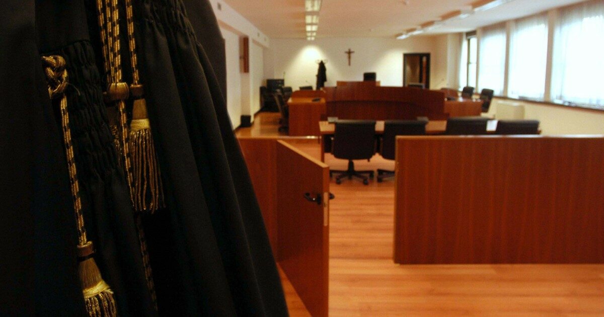 Per il Tar un corteggiamento continuo a una maestra non è stalking: “Comportamenti innocui e inoffensivi”