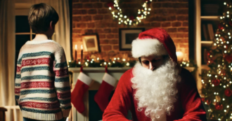 Copertina di “Lo so papà, Babbo Natale non esiste”, “Già, sono sempre stato io”: il video dell’abbraccio tra padre e figlio diventa virale