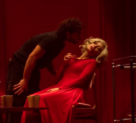 Copertina di 101 uomini sconosciuti per 24 ore davanti ad una donna, l’esperimento sociale nel nuovo spettacolo di Euridice Axen: “Tante reazioni rabbiose, ho avuto paura”