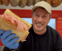 Copertina di All’Antico Vinaio distribuisce 1 milione di euro ai suoi dipendenti. C’è anche una lotteria speciale: a 5 fortunati collaboratori un viaggio alle Maldive