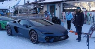 Copertina di Lamborghini parcheggiate davanti al rifugio a 2mila metri sulle Dolomiti, l’ira degli ambientalisti: “Degrado più assoluto”. La replica: “Portate lì dal gatto delle nevi”