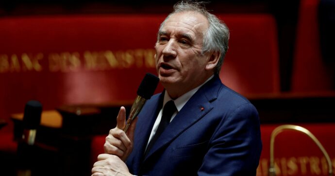 Copertina di Bayrou sale  subito su un volo da 12 mila euro in aereo di Stato