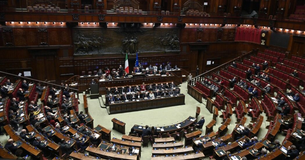 https://st.ilfattoquotidiano.it/wp-content/uploads/2024/12/17/meloni-alla-camera-deputati-1050x551.jpg