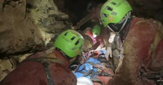 Copertina di Ottavia Piana fuori dalla grotta in tre o quattro ore: la speleologa immobilizzata su una barella per risalire in superficie