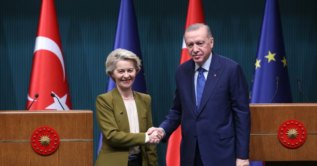 https://st.ilfattoquotidiano.it/wp-content/uploads/2024/12/17/von-der-leyen-erdogan-1050x551.jpg