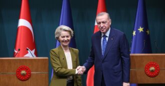 Copertina di Von der Leyen in Turchia da Erdoğan e lui batte cassa: “Serve altro sostegno dall’Ue per i rifugiati siriani”. Lei: “Pronto 1 miliardo”