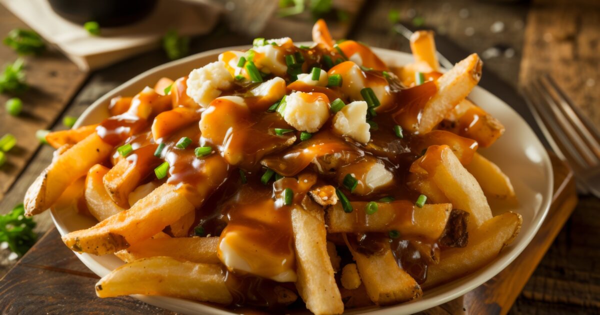 Tutti pazzi per la Poutine, il “mappazzone” di patate fritte che spopola su TikTok