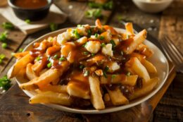 Copertina di Tutti pazzi per la Poutine, il “mappazzone” di patate fritte che spopola su TikTok