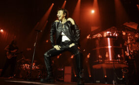 Copertina di “Io razzista, io fascista, stupratore di bambine, spia, tiranno comunista. Poi un colpo al petto”:  Gianna Nannini anima inquieta e rock per il tour più intimo