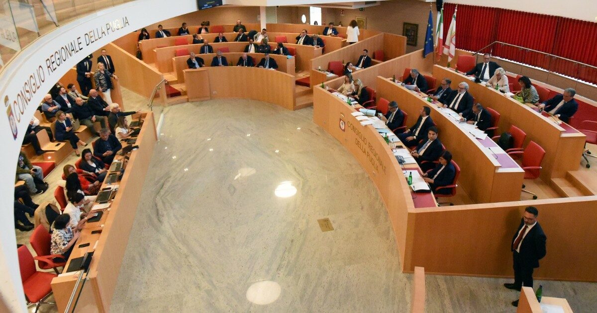 Regione Puglia, spuntano 9 nuove poltrone di nomina politica nelle società partecipate. La lettera a Emiliano: “Almeno si lasci fuori Arpa”