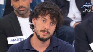 Copertina di Michele Longobardi è stato cacciato da Uomini e Donne? L’indiscrezione: “Scriveva alle corteggiatrici con un profilo fake. Il tronista è uscito in lacrime”
