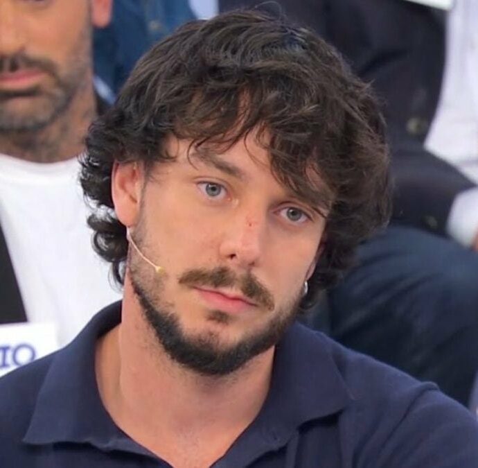 Michele Longobardi è stato cacciato da Uomini e Donne? L’indiscrezione: “Scriveva alle corteggiatrici con un profilo fake. Il tronista è uscito in lacrime”