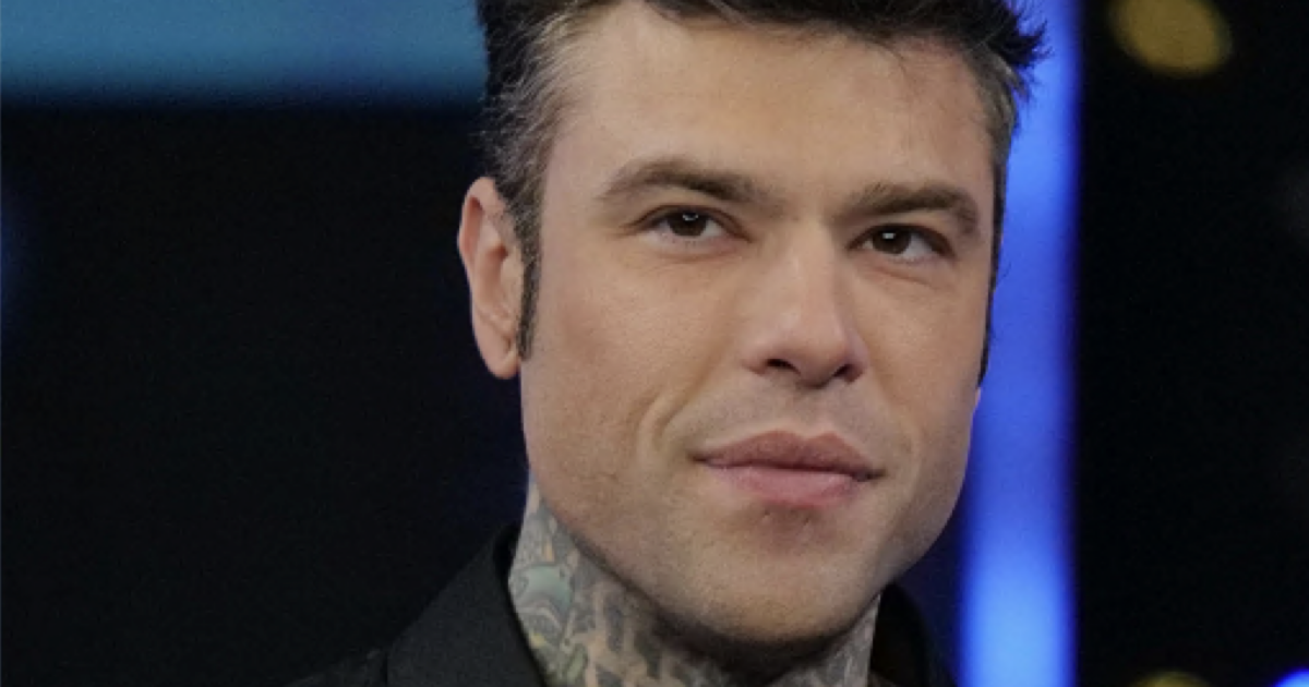 “Fedez non ha alcuna intenzione di ritirarsi da Sanremo 2025”: il team del rapper smentisce i rumors. A Pomeriggio 5 risponde stizzito su Chiara Ferragni