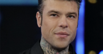 Copertina di “Il genitore è il mestiere più difficile”: Fedez pubblica un video su Instagram e lo cancella subito poi salta la foto di gruppo con il cast di Sanremo 2025