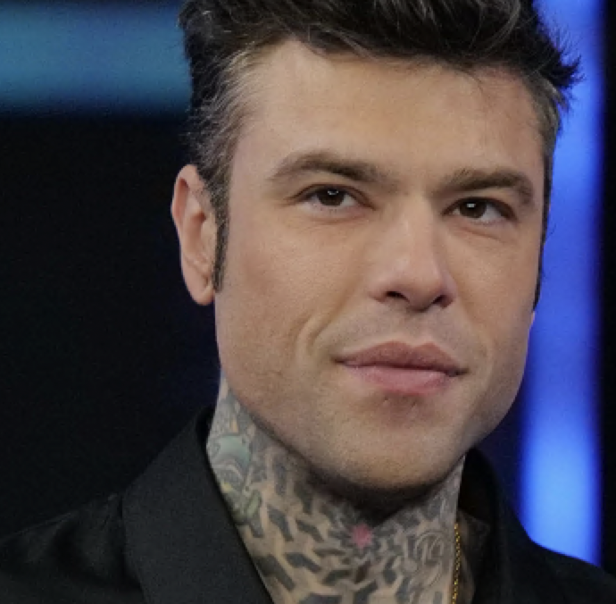 “Il genitore è il mestiere più difficile”: Fedez pubblica un video su Instagram e lo cancella subito poi salta la foto di gruppo con il cast di Sanremo 2025