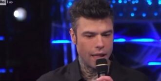 Copertina di Fedez e la preoccupazione dei fan dopo l’apparizione su RaiUno: “Ma stai bene?”, “Prenditi cura di te”, “Dispiaciuta di vederlo così”