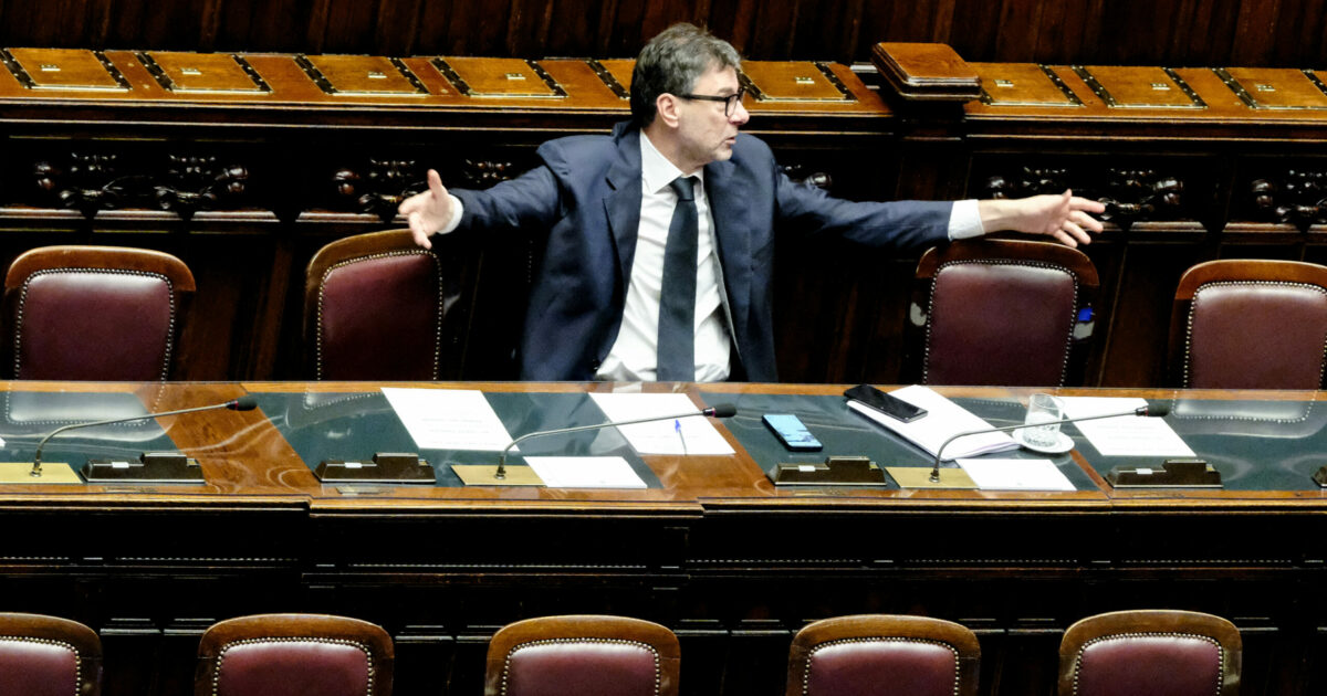 Manovra, per l’esame in aula (in ritardo) il governo lascia i banchi vuoti. Toccata e fuga di Giorgetti, proteste delle opposizioni