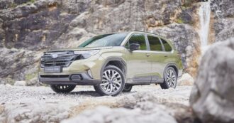 Copertina di Forester mette la “6ª”: ora abbraccia  l’ibrido (con l’anima  off road)