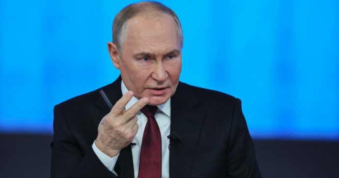 Putin rivendica i successi in Ucraina: “Vicini agli obiettivi. L’economia? Regge”. Messaggio a Trump: “Sono pronto a incontrarlo”