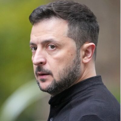 Copertina di L’avvertimento di Trump a Zelensky: “La smetta di attaccare le raffinerie russe”. Mosca colpisce treno al confine con la Polonia