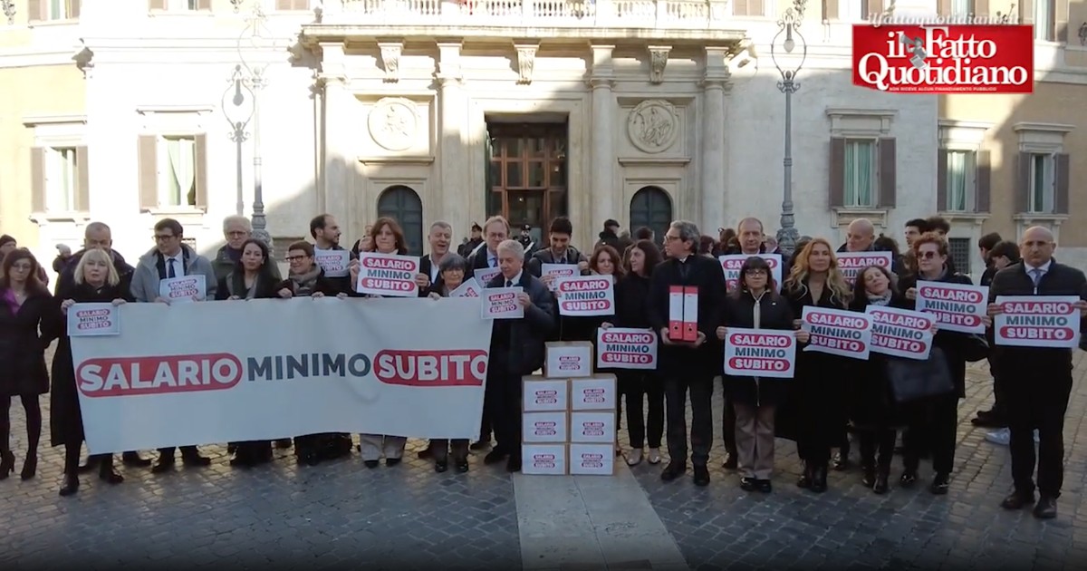 Pd, M5s e Avs consegnano a Montecitorio le firme per il salario minimo: “Quattro milioni di lavoratori poveri, il governo cosa fa?”