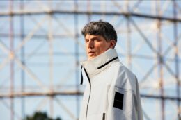 Copertina di “Mi sono sotto i cog**oni”: Bugo annuncia l’addio alle scene con un concerto d’addio. Ma è un pesce d’aprile?