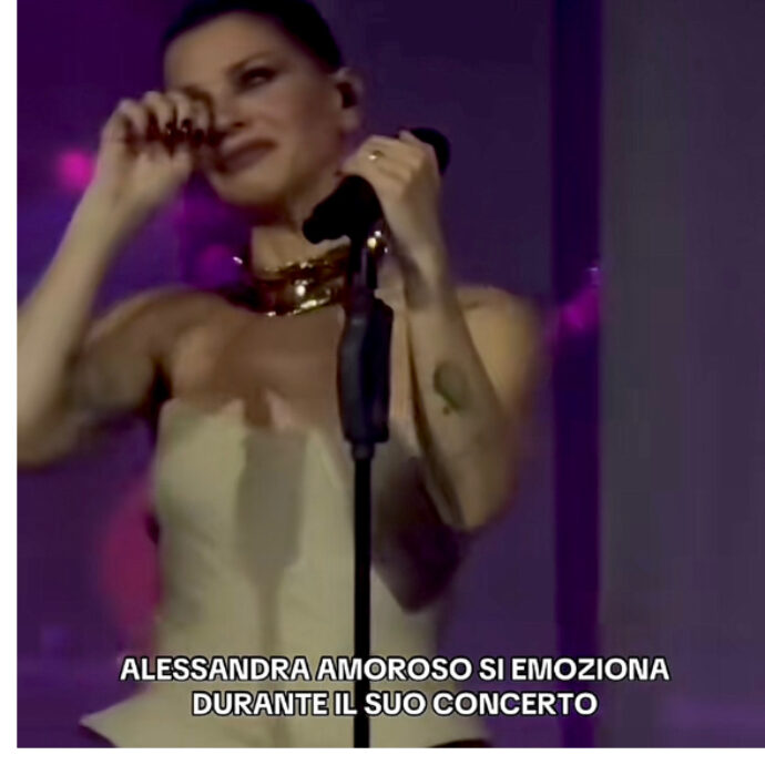 Alessandra Amoroso piange durante il concerto e non riesce a continuare la canzone: il video emozionante