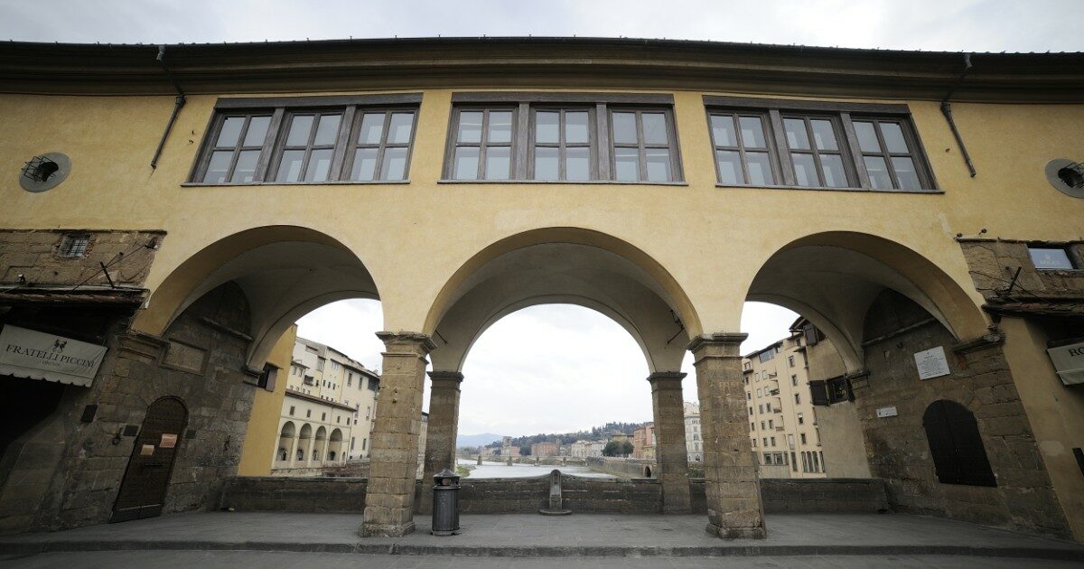 Riapre il Corridoio Vasariano: Uffizi e Palazzo Pitti di nuovo uniti. Le novità, quanto costa il biglietto e cosa non ci sarà (i celebri Autoritratti)