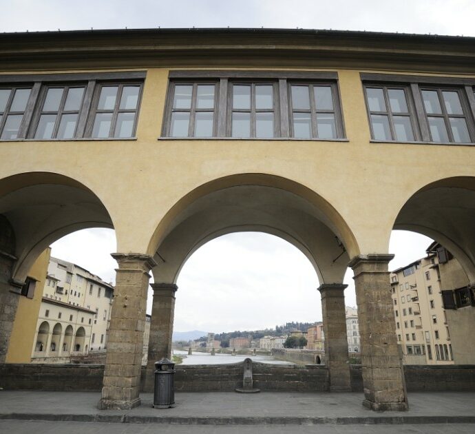 Riapre il Corridoio Vasariano: Uffizi e Palazzo Pitti di nuovo uniti. Le novità, quanto costa il biglietto e cosa non ci sarà (i celebri Autoritratti)