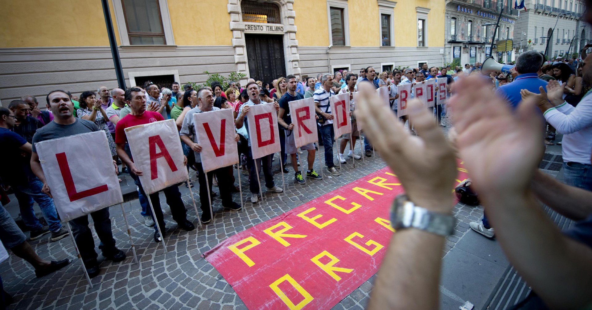 occupati invariati in aprile aumentano le lavoratrici donne e i precari calano giovani e dipendenti a tempo indeterminato