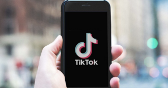 Copertina di “È come il farabutto del quartiere, sta prendendo in ostaggio i nostri figli”: l’Albania blocca TikTok per un anno