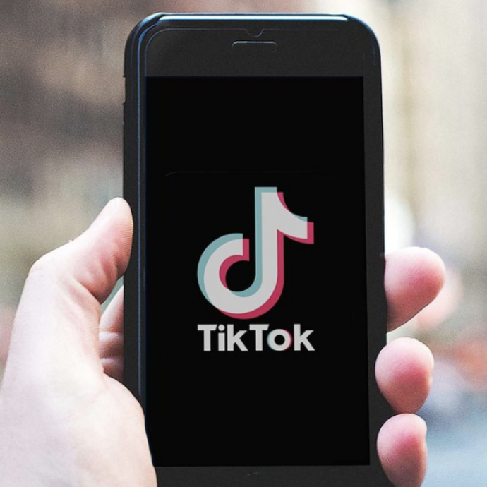 “È come il farabutto del quartiere, sta prendendo in ostaggio i nostri figli”: l’Albania blocca TikTok per un anno