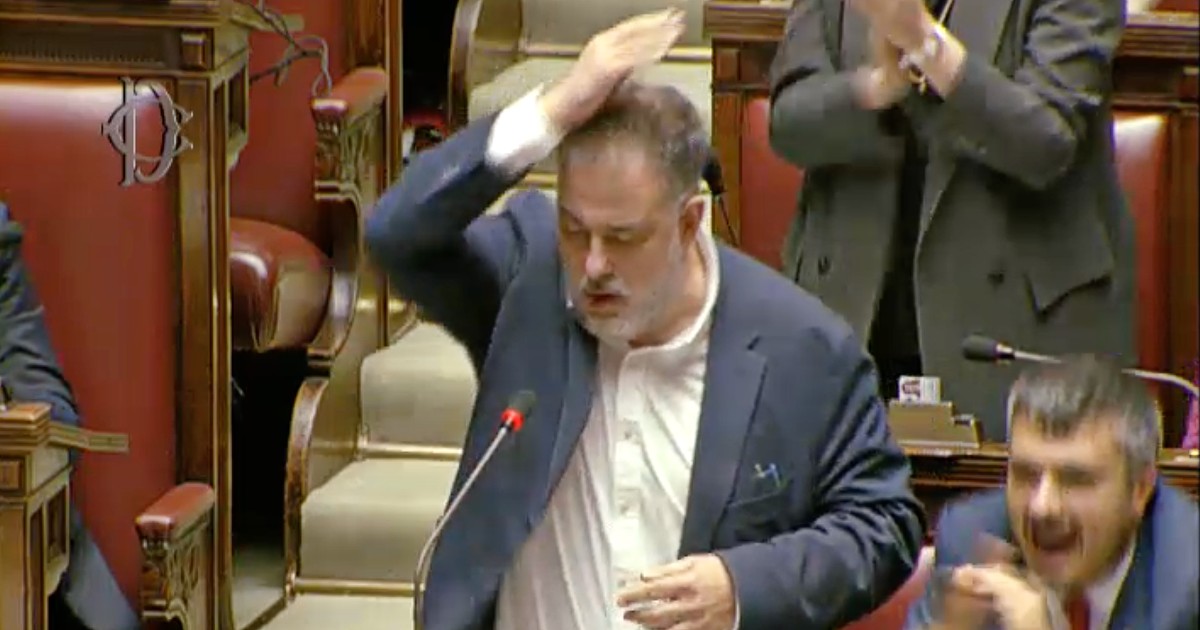 Manovra, il “vaffa” del deputato Pd Fornaro in Aula: “Assegnati 130mila euro a un comune che non esiste. Almeno studiate la geografia!”