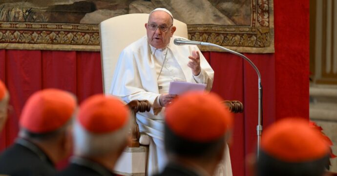 Copertina di Il Papa: “Non lasciano entrare il patriarca a Gaza e ieri sono stati bombardati bambini. Ipocrita parlare di pace e produrre armi”
