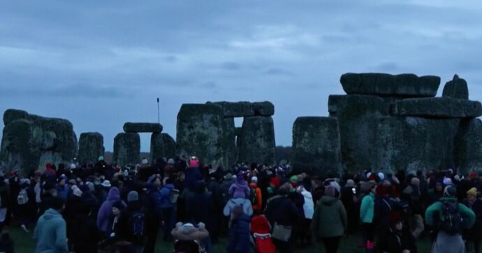 Copertina di Solstizio d’inverno, centinaia di persone a Stonehenge per la cerimonia tradizionale: le immagini