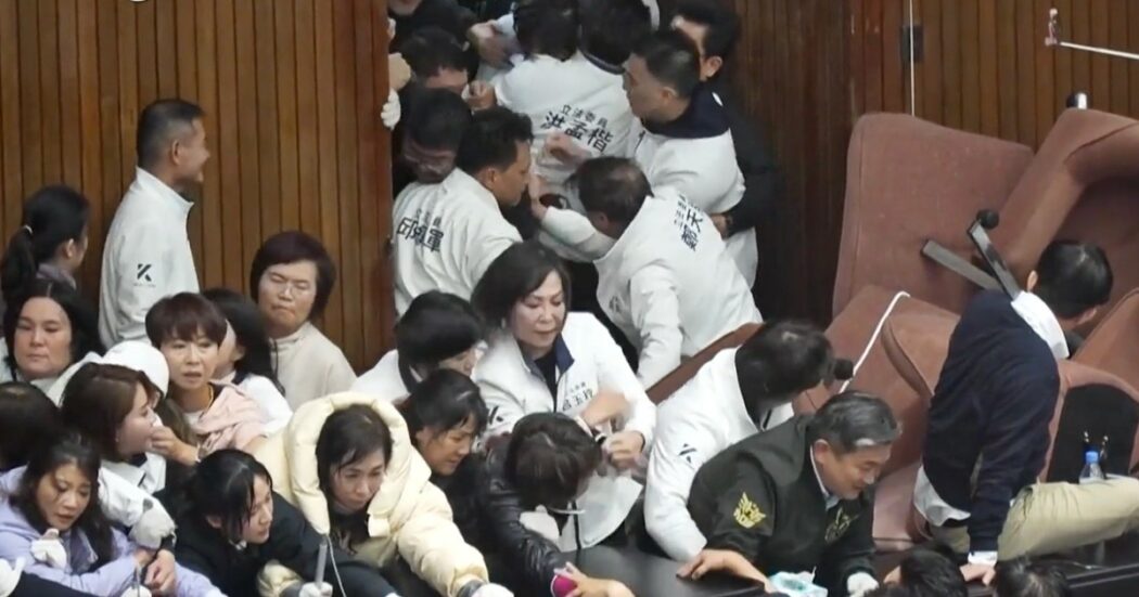 Taiwan, rissa in Parlamento per la proposta di legge sulle estromissioni dei funzionari: feriti tra i deputati. Proteste anche in strada