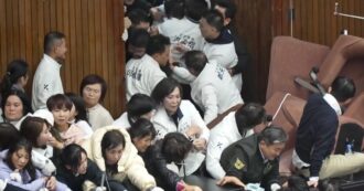 Copertina di Taiwan, rissa in Parlamento per la proposta di legge sulle estromissioni dei funzionari: feriti tra i deputati. Proteste anche in strada