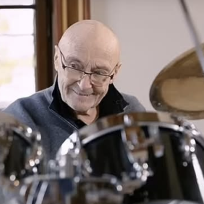 Phil Collins: “Se un giorno mi svegliassi e riuscissi a tenere in mano le bacchette di nuovo, ci proverei. Ma sento come se avessi finito le mie miglia aeree”