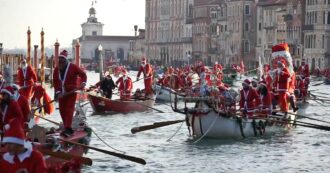 Copertina di Venezia, torna la tradizionale regata dei Babbi Natale nel Canal Grande: le immagini