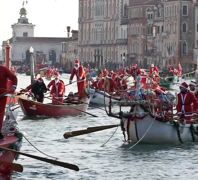 Venezia, torna la tradizionale regata dei Babbi Natale nel Canal Grande: le immagini