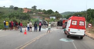 Copertina di Brasile, autobus si schianta in autostrada con un camion e si incendia: morte 38 persone