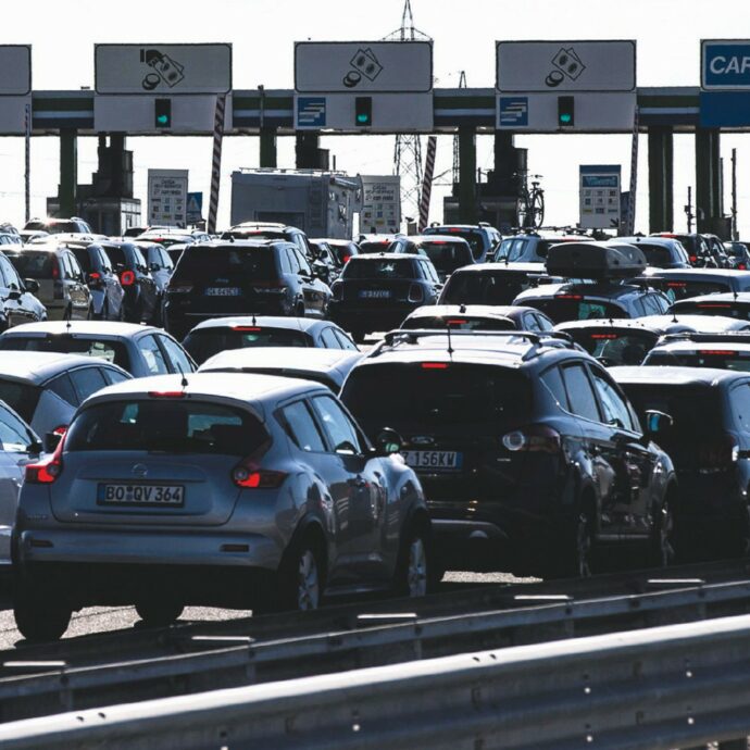 Quali sono i giorni peggiori per il traffico in autostrada quest’estate? Ecco le date da evitare per non restare bloccati in coda