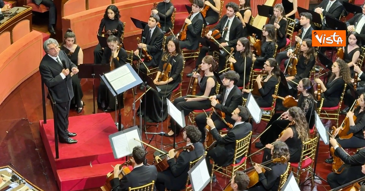 “Stutatelo ‘sto telefono…”: il maestro Muti interrompe il concerto richiama i senatori durante il concerto di Natale