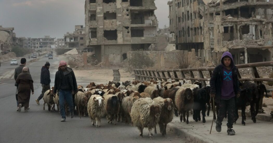 La Siria è alla resa dei conti: attacchi tra fazioni e proteste, coprifuoco a Homs. La convivenza da ricostruire tra cristiani, sunniti e alawiti