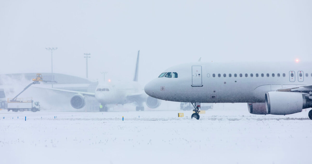 Tempeste di neve e raffiche di vento oltre i 100 chilometri orari: 100 voli cancellati a Heathrow, caos per i viaggiatori alla vigilia del Natale