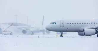 Copertina di Tempeste di neve e raffiche di vento oltre i 100 chilometri orari: 100 voli cancellati a Heathrow, caos per i viaggiatori alla vigilia del Natale